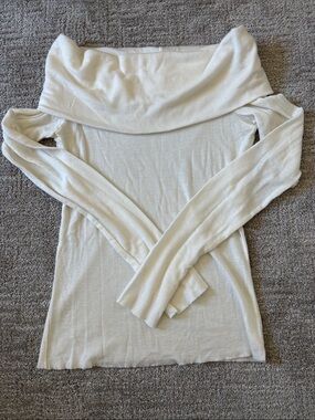 Aritzia Babaton Off the Shoulder Streamline Top in off white EUC 🍀